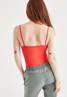 Bayan Kırmızı Yaka Detaylı Atlet