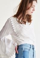 Bayan Beyaz Dantel İşlemeli Crop Bluz