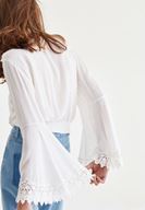 Bayan Beyaz Dantel İşlemeli Crop Bluz