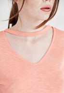 Bayan Pembe Yaka Detaylı Kısa Kollu Tişört