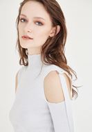 Bayan Beyaz Omuz Detaylı Triko Kazak