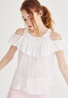 Bayan Krem Volan Detaylı Omuzları Açık Bluz