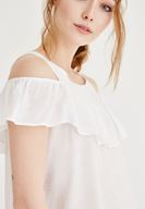 Bayan Krem Volan Detaylı Omuzları Açık Bluz