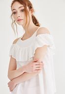 Bayan Krem Volan Detaylı Omuzları Açık Bluz