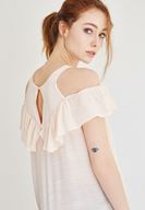 Bayan Pembe Volan Detaylı Omuzları Açık Bluz