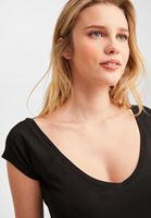 Bayan Siyah Sırtı Biye Detaylı V Yaka Tişört