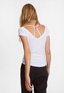 Bayan Beyaz Sırtı Biye Detaylı V Yaka Tişört