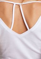 Bayan Beyaz Sırtı Biye Detaylı V Yaka Tişört