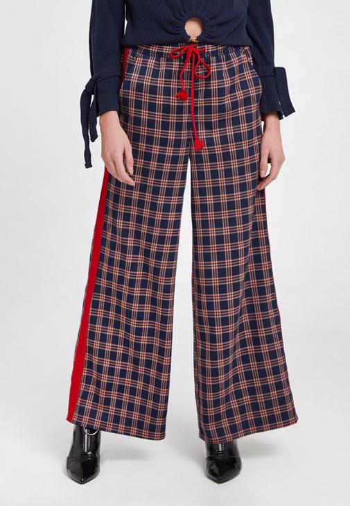 Şerit Detaylı Ekose Pantolon ve Lacivert Triko Kombini