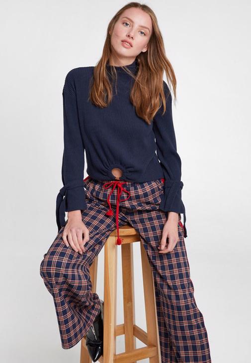 Şerit Detaylı Ekose Pantolon ve Lacivert Triko Kombini