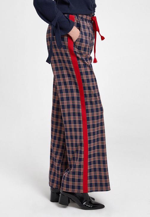 Şerit Detaylı Ekose Pantolon ve Lacivert Triko Kombini