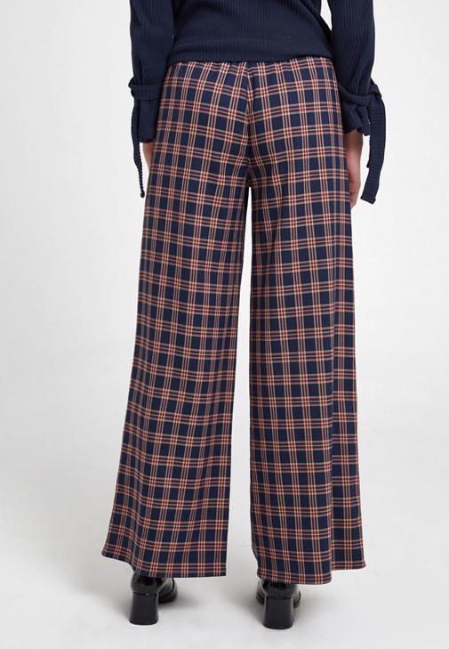 Şerit Detaylı Ekose Pantolon ve Lacivert Triko Kombini