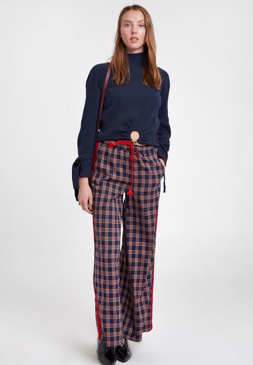 Şerit Detaylı Ekose Pantolon ve Lacivert Triko Kombini