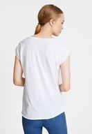 Bayan Beyaz Çiçek Baskılı V Yaka Tişört