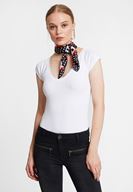 Bayan Beyaz V Yaka Yarım Kollu Basic