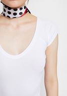 Bayan Beyaz V Yaka Yarım Kollu Basic