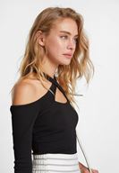 Bayan Siyah Yakası Çapraz Biye Detaylı Bluz