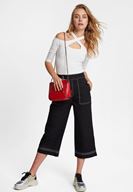 Bayan Krem Yakası Çapraz Biye Detaylı Bluz