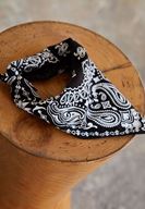 Bayan Siyah Baskı Detaylı Fular