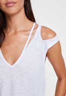 Bayan Beyaz Biyeli Omuz Detaylı Tişört