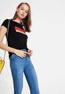 Bayan Siyah Baskı Detaylı Kısa Kollu Tişört