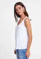 Bayan Beyaz Asimetrik Kesim Askı Detaylı Bluz