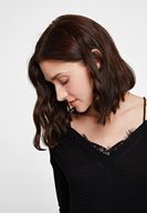 Bayan Siyah Dantel Detaylı Düşük Omuzlu Triko