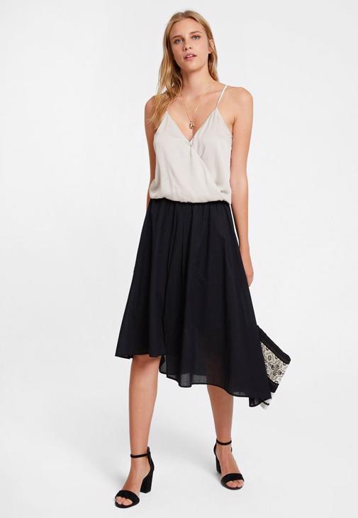 Kolları Fırfır Detaylı Siyah Bluz ve Asimetrik Etek Kombini