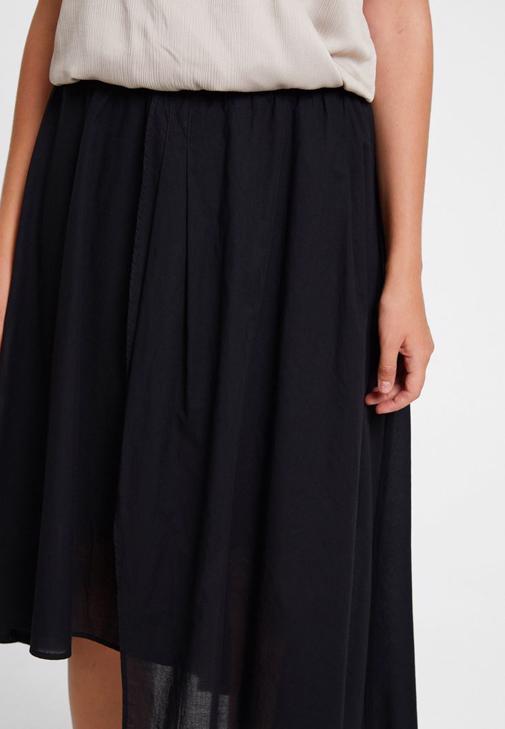 Kolları Fırfır Detaylı Siyah Bluz ve Asimetrik Etek Kombini