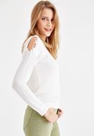 Bayan Krem Omuzları Nakışlı Triko