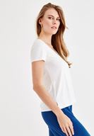 Bayan Krem Yumuşak Dokulu V Yaka Basic Tişört