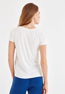 Bayan Krem Yumuşak Dokulu V Yaka Basic Tişört