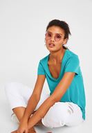 Bayan Yeşil Yumuşak Dokulu V Yaka Basic Tişört