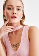 Bayan Pembe Choker Detaylı V Yaka Atlet