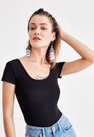 Bayan Siyah U Yaka Pamuk Tişört