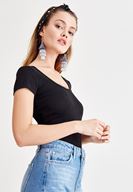 Bayan Siyah U Yaka Pamuk Tişört