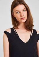 Bayan Siyah Omuz Detaylı Biyeli Tişört