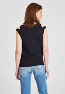 Bayan Siyah Omuz Detaylı Biyeli Tişört