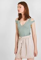 Bayan Yeşil Omuz Detaylı Biyeli Tişört