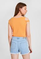 Bayan Turuncu Omuz Detaylı Biyeli Tişört