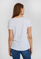 Bayan Beyaz Çapraz Biye Detaylı Tişört ( MODAL )