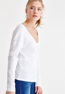 Bayan Beyaz Sırt Detaylı V Yaka Tişört