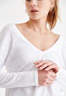 Bayan Beyaz Sırt Detaylı V Yaka Tişört