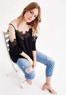 Bayan Siyah Pili Detaylı Bluz