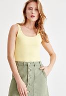 Bayan Sarı İnce Askılı U Yaka Bluz