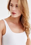 Bayan Beyaz İnce Askılı U Yaka Bluz