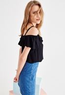 Bayan Siyah Fırfır Detaylı Düşük Omuzlu Bluz
