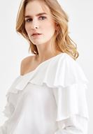 Bayan Krem Düşük Omuzlu Fırfır Detaylı Bluz