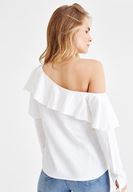 Bayan Krem Düşük Omuzlu Fırfır Detaylı Bluz