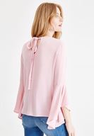 Bayan Pembe Kolları Volanlı Sırt Detaylı Bluz